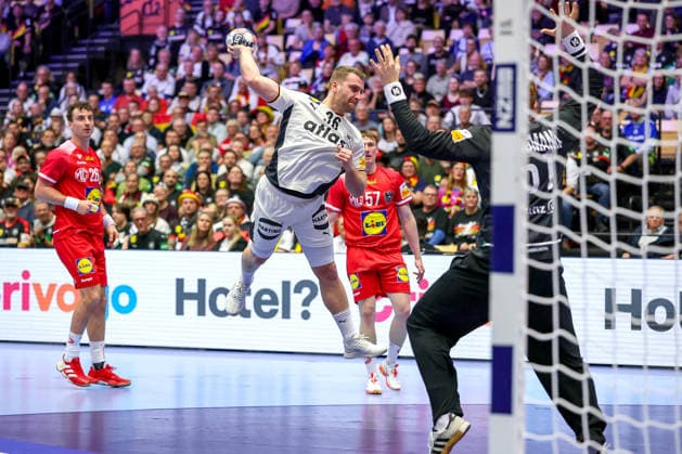 15 01 2026, Handball, Men s EHF EURO 2026, Germany Austria, Jyske Bank Boxen in Herning, Denmark, Preliminary Round Lukas Mertens Germany 36 throws on the goal of Leon Theodor Bergmann Austria 51 Denmark