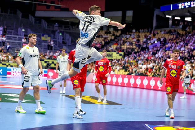 15 01 2026, Handball, Men s EHF EURO 2026, Germany Austria, Jyske Bank Boxen in Herning, Denmark, Preliminary Round Lukas Zerbe Germany 17 throws on the goal of Constantin Möstl Austria 98 Denmark