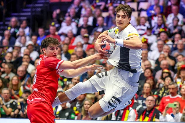 15 01 2026, Handball, Men s EHF EURO 2026, Germany Austria, Jyske Bank Boxing in Herning, Denmark, Preliminary Round Elias Kofler Austria 66 in a duel against Julian Köster Germany 18 Denmark