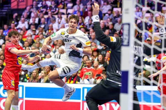 15 01 2026, Handball, Men s EHF EURO 2026, Germany Austria, Jyske Bank Boxing in Herning, Denmark, Preliminary Round Elias Kofler Austria 66 in a duel against Julian Köster Germany 18 throws at the goal of Constantin Möstl Austria 98 Denmark