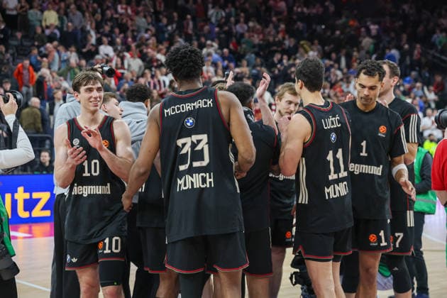 The team cheers after the game, Vladimir Lucic FC Bayern Basketball, 11 with Justinian Jessup FC Bayern Basketball, 10 and David McCormack FC Bayern Basketball, 33 , with Oscar da Silva FC Bayern Basketball, 01 , GER, FC Bayern Basketball vs Panathinaikos AKTOR Athens, Basketball, Euroleague, Matchday 22, Season 2025 2026, 15 01 2026, GER, FC Bayern Basketball vs Panathinaikos AKTOR Athens, Basketball, Euroleague, Matchday 22, Season 2025 2026, 15 01 2026 Munich Copyright: xEibner-Pressefoto JennixMaulx EP_JML