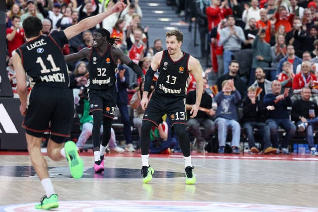 Andreas Obst FC Bayern Basketball, 13 cheers, with Wenyen Gabriel FC Bayern Basketball, 32 and Vladimir Lucic FC Bayern Basketball, 11 , GER, FC Bayern Basketball vs Panathinaikos AKTOR Athens, Basketball, Euroleague, 22 Matchday, Season 2025 2026, 15 01 2026, GER, FC Bayern Basketball vs Panathinaikos AKTOR Athens, Basketball, Euroleague, 22 Matchday, Season 2025 2026, 15 01 2026 Munich Copyright: xEibner-Pressefoto JennixMaulx EP_JML