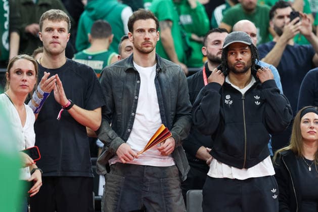 Leon Goretzka FC Bayern Muenchen, 08 with Serge Gnabry FC Bayern Muenchen, 07 , GER, FC Bayern Basketball vs Panathinaikos AKTOR Athens, Basketball, Euroleague, 22 Matchday, Season 2025 2026, 15 01 2026, GER, FC Bayern Basketball vs Panathinaikos AKTOR Athens, Basketball, Euroleague, 22 Matchday, Season 2025 2026, 15 01 2026 Muenchen Copyright: xEibner-Pressefoto JennixMaulx EP_JML
