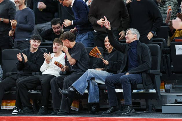 Herbert Hainer FC Bayern Muenchen, President with Tom Bischof FC Bayern Muenchen, 20 and Josephine Scholl, with Lennart Karl FC Bayern Muenchen, 42 , GER, FC Bayern Basketball vs Panathinaikos AKTOR Athens, Basketball, Euroleague, 22 Matchday, Season 2025 2026, 15 01 2026, GER, FC Bayern Basketball vs Panathinaikos AKTOR Athens, Basketball, Euroleague, 22 Matchday, Season 2025 2026, 15 01 2026 Muenchen Copyright: xEibner-Pressefoto JennixMaulx EP_JML