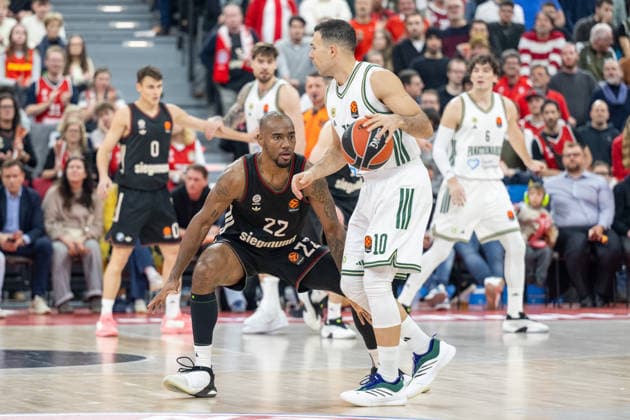 Isiaha Mike 22 FC Bayern Basketball in duel with Kostas Sloukas 10 Panathinaikos Aktor Athens , FC Bayern Basketball vs Panathinaikos Aktor Athens, EuroLeague 22 Matchday, 15 01 2026 Munich Bavaria Germany Copyright: xkolbert-press UlrichxGamelx