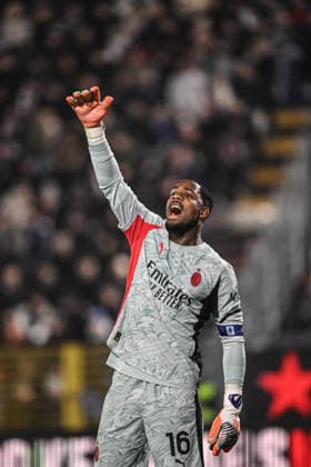 Nico Paz of Calcio Como in action during the Italian Serie A football match between Calcio Como and AC Milan on January 15th, 2026 at the Giuseppe Senigallia stadium in Como, Italy  Copyright: xTizianoxBallabio IPAxSportx xipa-agency.netx xx IPA_70110744 IPA_Agency_IPA70110744