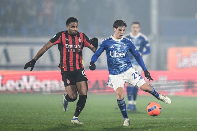Nico Paz of Calcio Como in action during the Italian Serie A football match between Calcio Como and AC Milan on January 15th, 2026 at the Giuseppe Senigallia stadium in Como, Italy  Copyright: xTizianoxBallabio IPAxSportx xipa-agency.netx xx IPA_70110762 IPA_Agency_IPA70110762