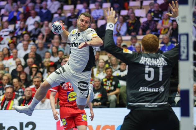 Deutschland - Österreich, EHF EM 2026 Lukas Mertens (Deutschland, 36) wirft gegen Torwart Leon Bergmann (Österreich, 51). Handball EHF Europameisterschaft, Länderspiel zwischen Deutschland und Österreich am 15. Januar 2026 in Herning (Dänemark)., Herning Dänemark Jyske Bank Boxen *** Germany Austria, EHF EM 2026 Lukas Mertens Germany, 36 throws against goalkeeper Leon Bergmann Austria, 51 Handball EHF European Championship, international match between Germany and Austria on January 15, 2026 in Herning Denmark , Herning Denmark Jyske Bank Boxing