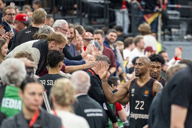 The players say goodbye to the fans after winning the match Isiaha Mike 22 FC Bayern Basketball , FC Bayern Basketball vs Panathinaikos Aktor Athens, EuroLeague 22 Matchday, 15 01 2026 Munich Bavaria Germany Copyright: xkolbert-press UlrichxGamelx