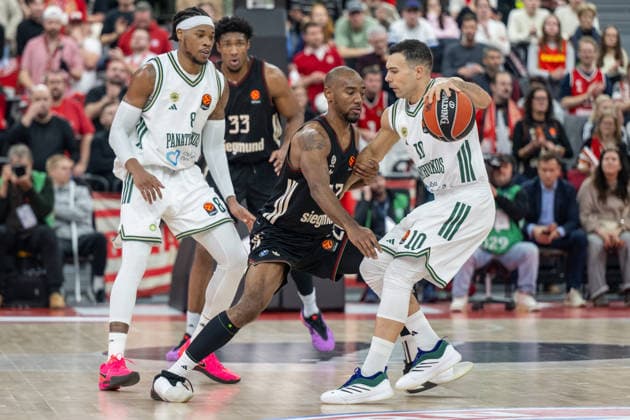 Isiaha Mike 22 FC Bayern Basketball in duel with Kostas Sloukas 10 Panathinaikos Aktor Athens , FC Bayern Basketball vs Panathinaikos Aktor Athens, EuroLeague 22 Matchday, 15 01 2026 Munich Bavaria Germany Copyright: xkolbert-press UlrichxGamelx