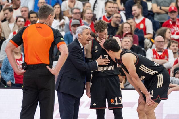 Head coach Svetislav Persic FC Bayern Basketball consults with Andreas Obst 13 FC Bayern Basketball and Vladimir Lucic 11 FC Bayern Basketball, FC Bayern Basketball vs Panathinaikos Aktor Athens, EuroLeague 22 Matchday, 15 01 2026 Munich Bavaria Germany Copyright: xkolbert-press UlrichxGamelx