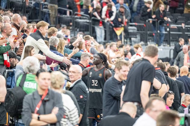The players say goodbye to the fans after winning the match Wenyen Gabriel 32 FC Bayern Basketball , FC Bayern Basketball vs Panathinaikos Aktor Athens, EuroLeague 22 Matchday, 15 01 2026 Munich Bavaria Germany Copyright: xkolbert-press UlrichxGamelx