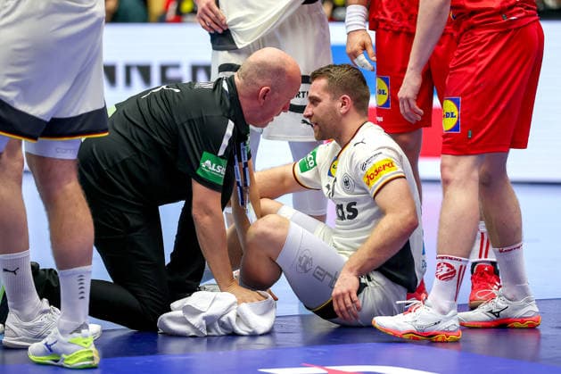 15 01 2026, Handball, Men s EHF EURO 2026, Germany Austria, Jyske Bank Boxing in Herning, Denmark, Preliminary Round Lukas Mertens Germany 36 sits in pain on the pitch Denmark
