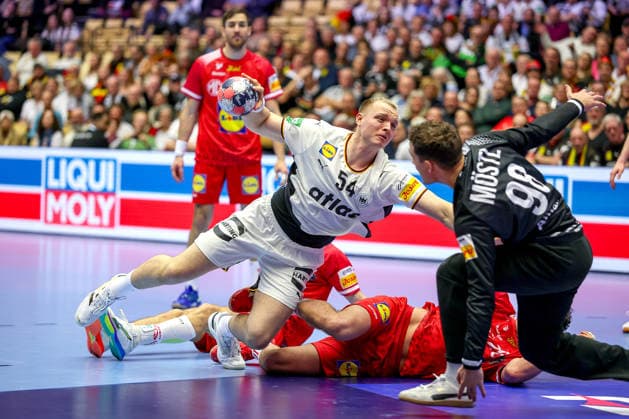 15 01 2026, Handball, Men s EHF EURO 2026, Germany Austria, Jyske Bank Boxen in Herning, Denmark, Preliminary Round Justus Fischer Germany 54 throws on the goal of Constantin Möstl Austria 98 Denmark
