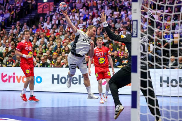 15 01 2026, Handball, Men s EHF EURO 2026, Germany Austria, Jyske Bank Boxen in Herning, Denmark, Preliminary Round Lukas Mertens Germany 36 throws on the goal of Constantin Möstl Austria 98 Denmark