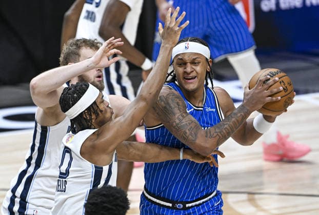 Orlando Magic v Memphis Grizzlies - NBA, Basketball Herren, USA Berlin 2026 BERLIN, GERMANY - JANUARY 15: Anthony Black (R) of Orlando Magic competes for the ball during NBA Berlin 2026 match between Orlando Magic and Memphis Grizzlies at Uber Arena in Berlin, Germany on January 15, 2026. Halil Sagirkaya Anadolu Berlin Germany. Editorial use only. Please get in touch for any other usage.  Copyright: x2026xAnadoluxHalilxSagirkayax