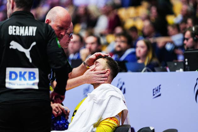 Injury Andreas Wolff Germany, 33 with resin in the eye DEN, Germany vs Austria, Handball, EHF European Championship 2026, Group A, Matchday 1, 15 01 2026 DEN, Germany vs Austria, Handball, EHF European Championship 2026, Group A, Matchday 1, 15 01 2026 Herning Copyright: xEibner-Pressefoto MarcelxvonxFehrnx EP_MFN