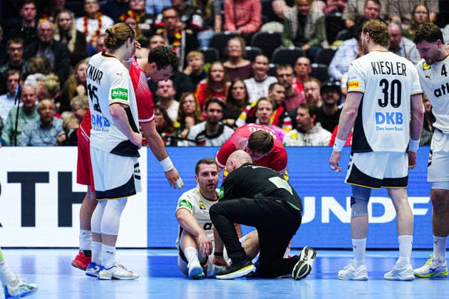 Injury Lukas Mertens Germany, 36 DEN, Germany vs. Austria, Handball, EHF European Championship 2026, Group A, Matchday 1, 15 01 2026 DEN, Germany vs. Austria, Handball, EHF European Championship 2026, Group A, Matchday 1, 15 01 2026 Herning Copyright: xEibner-Pressefoto MarcelxvonxFehrnx EP_MFN