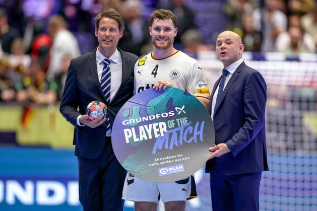 15 01 2026, Handball, Men s EHF EURO 2026, Germany Austria, Jyske Bank Boxing in Herning, Denmark, Preliminary Round Celebration after the victory of the German team Johannes Golla Germany 04 Player of the Match Award Award POM Denmark