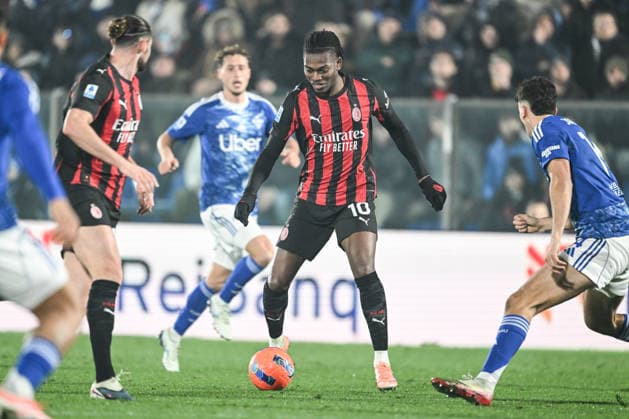 Rafael Leao of AC Milan in action during the Italian Serie A football match between Calcio Como and AC Milan on January 15th, 2026 at the Giuseppe Senigallia stadium in Como, Italy  Copyright: xTizianoxBallabio IPAxSportx xipa-agency.netx xx IPA_70111305 IPA_Agency_IPA70111305