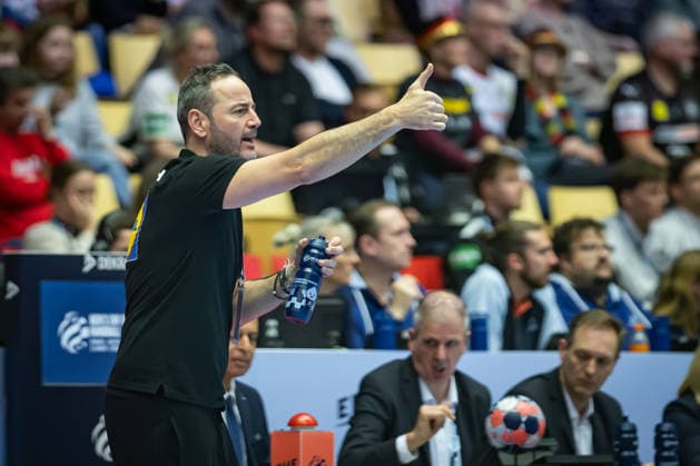 HERNING, DENMARK - JANUARY 15: thumbs up Iker Romero (Austria, Head Coach) during the EHF EURO 2026 match between Germany vs Austria at Jyske Bank Boxen Arena on matchday 1 of the Group Matches Group A on January 15, 2026 in Herning, Denmark. Midtjylland Denmark Copyright: xMarioxM.xKobergx