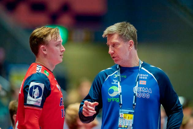 European Handball Championship, Norway Ukraine Fornebu 20260115 Norway s Tobias Grondahl and national team manager Jonas Wille during the European Handball Championship between Norway and Ukraine in Unity Arena Photo Stian Lysberg Solum NTB Fornebu Norway EDITORIAL USE ONLY RESTRICTED USE FOR BETTING COMPANIES  Copyright: xStianxLysbergxSolumx xNTBx