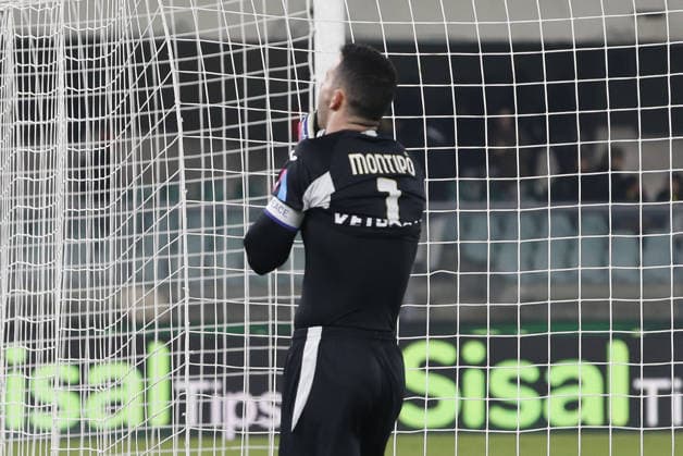 Lorenzo Montipo of Hellas Verona FC expresses disappointment at the end of Hellas Verona FC vs Bologna BFC, 16Â° Serie A Enilive 2025-26 game at Marcantonio Bentegodi stadium in Verona (VR), Italy, on January 15, 2026.  Copyright: xDavidexCasentini IPAxSportx xipa-agency.netx xx IPA_70112377 IPA_Agency_IPA70112377