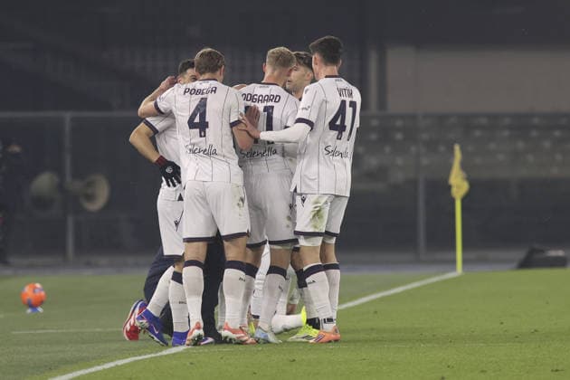 Riccardo Orsolini of Bologna FC. celebrates with team during Hellas Verona FC vs Bologna BFC, 16Â° Serie A Enilive 2025-26 game at Marcantonio Bentegodi stadium in Verona (VR), Italy, on January 15, 2026.  Copyright: xDavidexCasentini IPAxSportx xipa-agency.netx xx IPA_70112430 IPA_Agency_IPA70112430