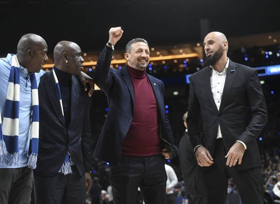 NBA, Basketball Herren, USA Berlin 2026: Orlando Magic v Memphis Grizzlies BERLIN, GERMANY – JANUARY 15: Hidayet Turkoglu, President of the Turkish Basketball Federation and former NBA player, greets the crowd during the NBA Berlin 2026 game between the Orlando Magic and the Memphis Grizzlies at Uber Arena in Berlin, Germany on January 15, 2026. Halil Sagirkaya Anadolu Berlin Germany. Editorial use only. Please get in touch for any other usage.  Copyright: x2026xAnadoluxHalilxSagirkayax