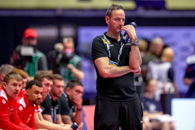 15 01 2026, Handball, Men s EHF EURO 2026, Germany Austria, Jyske Bank Boxen in Herning, Denmark, Preliminary Round Headcoach Iker Romero Fernandez Austria hc Denmark