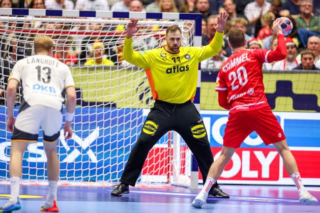 15 01 2026, Handball, Men s EHF EURO 2026, Germany Austria, Jyske Bank Boxen in Herning, Denmark, Preliminary Round Andreas Wolff Germany 33 defends seven-meter penalty against Sebastian Frimmel Austria 20 Denmark