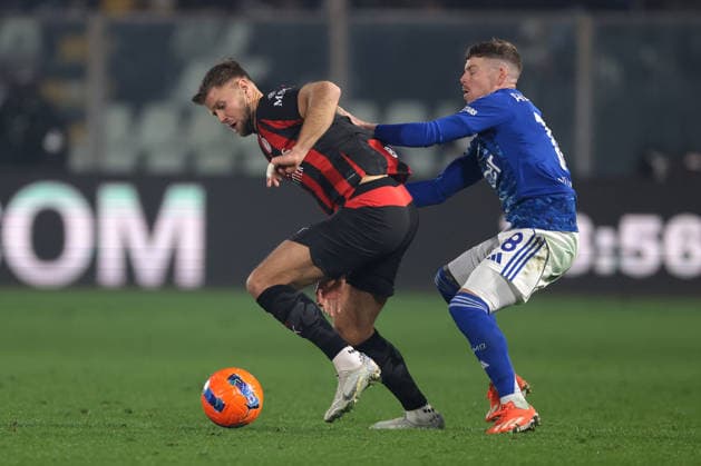 Como, Italy, 15th January 2026. Alberto Moreno of Como 1907 tussles with Niklas Fullkrug of AC Milan during the Como 1907 vs AC Milan Serie A match at Stadio Giuseppe Sinigaglia, Como. Picture credit should read: Jonathan Moscrop Sportimage EDITORIAL USE ONLY. No use with unauthorised audio, video, data, fixture lists, club league logos or live services. Online in-match use limited to 120 images, no video emulation. No use in betting, games or single club league player publications. SPI_103_JM_COMO_MILAN_ SPI-4414-0103