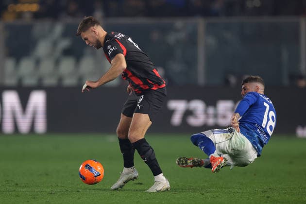 Como, Italy, 15th January 2026. Niklas Fullkrug of AC Milan clashes with Alberto Moreno of Como 1907 during the Como 1907 vs AC Milan Serie A match at Stadio Giuseppe Sinigaglia, Como. Picture credit should read: Jonathan Moscrop Sportimage EDITORIAL USE ONLY. No use with unauthorised audio, video, data, fixture lists, club league logos or live services. Online in-match use limited to 120 images, no video emulation. No use in betting, games or single club league player publications. SPI_104_JM_COMO_MILAN_ SPI-4414-0104