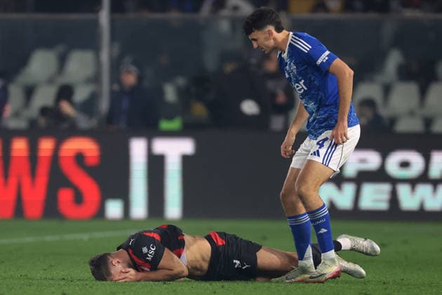 Como, Italy, 15th January 2026. Jacobo Ramon of Como 1907 reacts towards Niklas Fullkrug of AC Milan following a scuffle between the two during the Como 1907 vs AC Milan Serie A match at Stadio Giuseppe Sinigaglia, Como. Picture credit should read: Jonathan Moscrop Sportimage EDITORIAL USE ONLY. No use with unauthorised audio, video, data, fixture lists, club league logos or live services. Online in-match use limited to 120 images, no video emulation. No use in betting, games or single club league player publications. SPI_106_JM_COMO_MILAN_ SPI-4414-0106