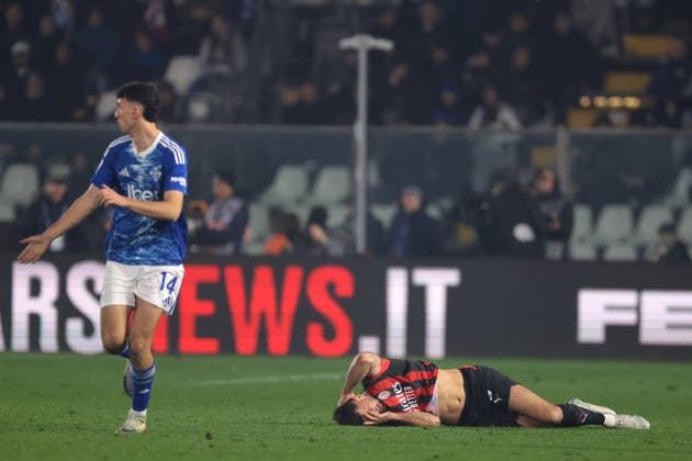 Como, Italy, 15th January 2026. Niklas Fullkrug of AC Milan grasps his face following a clash with Jacobo Ramon of Como 1907 during the Como 1907 vs AC Milan Serie A match at Stadio Giuseppe Sinigaglia, Como. Picture credit should read: Jonathan Moscrop Sportimage EDITORIAL USE ONLY. No use with unauthorised audio, video, data, fixture lists, club league logos or live services. Online in-match use limited to 120 images, no video emulation. No use in betting, games or single club league player publications. SPI_107_JM_COMO_MILAN_ SPI-4414-0107