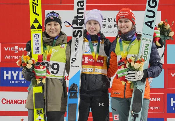 Ski jumping, Skispringen, Ski, nordisch World Cup in China Nika Prevc of (C) Slovenia poses after winning the women s World Cup ski jumping gold in Zhangjiakou, China, on Jan. 16, 2026, alongside silver medalist Nozomi Maruyama (L) of Japan and bronze medalist Selina Freitag of Germany.  A14AA0005182958P