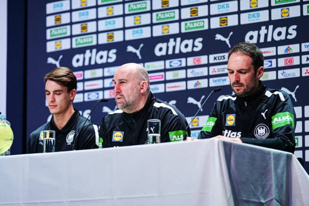 Julian Koester Germany, 18 , Erik Wudtke Germany, Co Coach , Benjamin Chatton Germany, Manager DEN, Germany Press Conference, Handball, EHF European Championship 2026, 16 01 2026 DEN, Germany Press Conference, Handball, EHF European Championship 2026, 16 01 2026 Silkeborg Copyright: xEibner-Pressefoto MarcelxvonxFehrnx EP_MFN