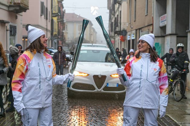 The Journey Of The Olympic Flame, Milan Cortina 2026 In Alessandria, Italy The Olympic torches meet and exchange the flame during the Journey of the Olympic Flame for Milan Cortina 2026 in Alessandria, Italy, on January 16, 2026. Alessandria Italy  Copyright: xAndreaxxAmatox originalFilename:amato-notitle260116_npMkU.jpg