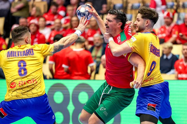 16 01 2026, Handball, Men s EHF EURO 2026, Portugal Romania, Jyske Bank Boxing in Herning, Denmark, Preliminary Round Antonio Antunes Baeta Rodrigues Areia Portugal 25 in a duel against Robert Mihai Militaru Romania 08 Sorin Paul Grigore Romania 09 Denmark