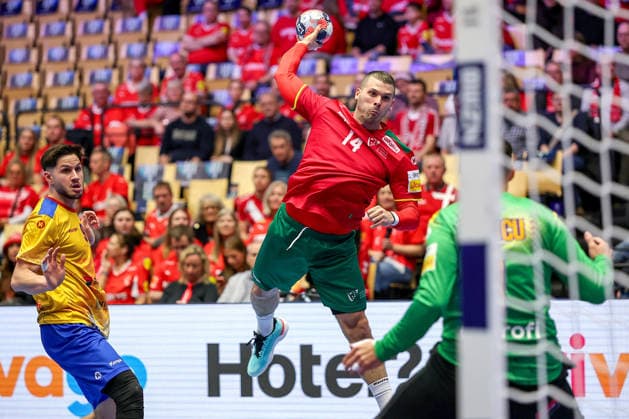 16 01 2026, Handball, Men s EHF EURO 2026, Portugal Romania, Jyske Bank Boxen in Herning, Denmark, Preliminary Round Rui Sousa Martins Silva Portugal 14 throws on the goal of Ionut Ciprian Iancu Romania 01 Denmark