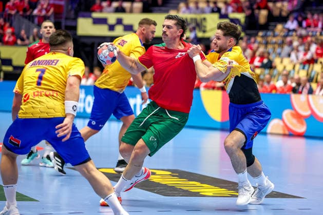 16 01 2026, Handball, Men s EHF EURO 2026, Portugal Romania, Jyske Bank Boxing in Herning, Denmark, Preliminary Round Antonio Antunes Baeta Rodrigues Areia Portugal 25 in duel against Radu Cristian Ghita Romania 13 Denmark