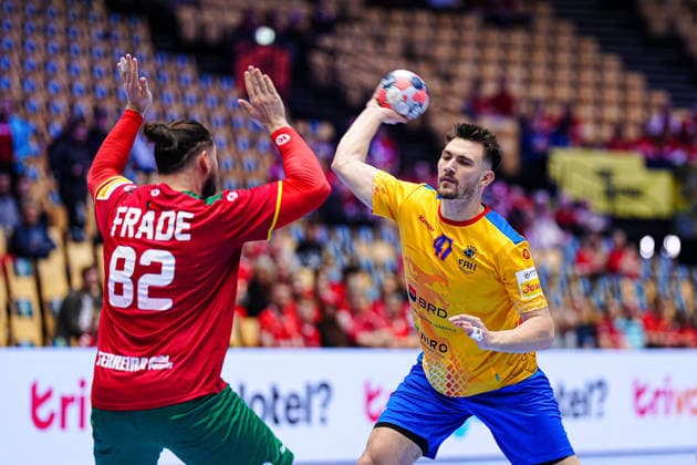 Luis Frade Portugal, 82 , Andrei Buzle Romania, 47 DEN, Portugal vs Romania, Handball, EHF European Championship 2026, Group B, Matchday 1, 16 01 2026 DEN, Portugal vs Romania, Handball, EHF European Championship 2026, Group B, Matchday 1, 16 01 2026 Herning Copyright: xEibner-Pressefoto MarcelxvonxFehrnx EP_MFN