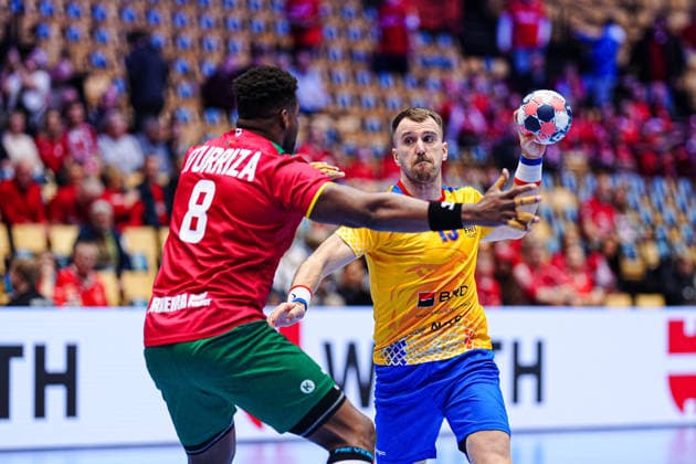 Victor Iturizza Portugal, 08 , Radu Ghita Romania, 13 DEN, Portugal vs Romania, Handball, EHF European Championship 2026, Group B, Matchday 1, 16 01 2026 DEN, Portugal vs Romania, Handball, EHF European Championship 2026, Group B, Matchday 1, 16 01 2026 Herning Copyright: xEibner-Pressefoto MarcelxvonxFehrnx EP_MFN