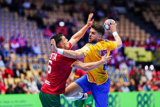 Francisco Costa Portugal, 26 , Tudor Botea Romania, 06 DEN, Portugal vs Romania, Handball, EHF European Championship 2026, Group B, Matchday 1, 16 01 2026 DEN, Portugal vs Romania, Handball, EHF European Championship 2026, Group B, Matchday 1, 16 01 2026 Herning Copyright: xEibner-Pressefoto MarcelxvonxFehrnx EP_MFN