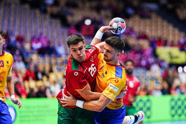 Francisco Costa (Portugal, 26), Tudor Botea (Rumaenien, 06) DEN, Portugal vs. Rumaenien, Handball, EHF Europameisterschaft 2026, Gruppe B, Spieltag 1, 16.01.2026 DEN, Portugal vs. Rumaenien, Handball, EHF Europameisterschaft 2026, Gruppe B, Spieltag 1, 16.01.2026 Herning *** Francisco Costa Portugal, 26 , Tudor Botea Romania, 06 DEN, Portugal vs Romania, Handball, EHF European Championship 2026, Group B, Matchday 1, 16 01 2026 DEN, Portugal vs Romania, Handball, EHF European Championship 2026, Group B, Matchday 1, 16 01 2026 Herning Copyright: xEibner-Pressefoto MarcelxvonxFehrnx EP_MFN