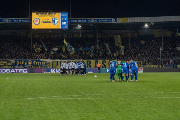 Germany, Soccer, 2 Bundesliga, Eintracht Braunschweig 1 FC Magdeburg on 16 01 in Braunschweig Eintracht Stadion Both teams shortly before kick-off Copyright: xSvenxHeidmannx