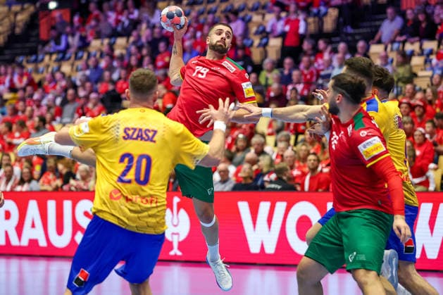 16 01 2026, Handball, Men s EHF EURO 2026, Portugal Romania, Jyske Bank Boxing in Herning, Denmark, Preliminary Round Martim Mota Costa Portugal 79 throws over Andras Szasz Romania 20 Denmark