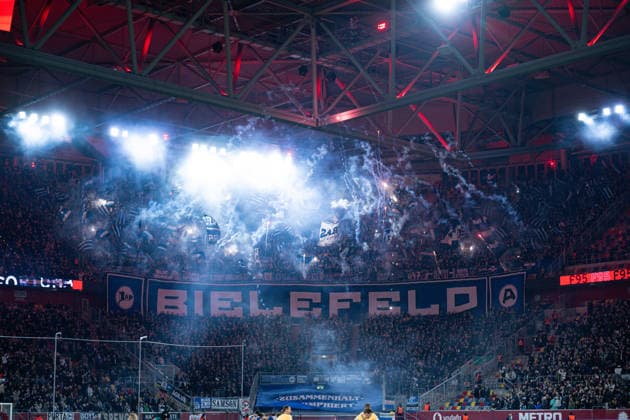 16 01 2026, Football, 2 Bundesliga, 18 Matchday Season 2025 2026, Fortuna Düsseldorf DSC Arminia Bielefeld, Fan choreo DSC Arminia Bielefeld Pyrotechnics, xRHR FOTO TKx Copyright: RHR-FOTOx RHR-FOTO TK