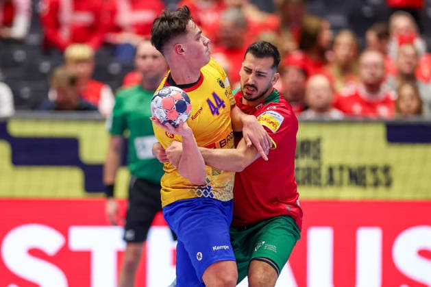 16 01 2026, Handball, Men s EHF EURO 2026, Portugal Romania, Jyske Bank Boxing in Herning, Denmark, Preliminary Round Daniel Stanciuc Romania 44 in a duel against Leonel Gomes Silva Fernandes Portugal 21 Denmark
