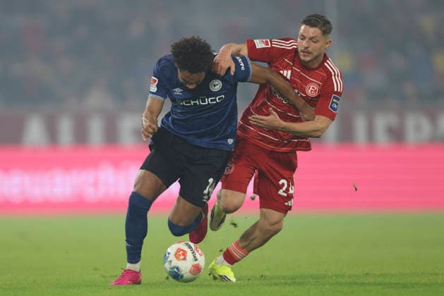 Monju Momuluh Arminia Bielefeld and Florent Muslija Fortuna Düsseldorf in a duel during the 2 Bundesliga match between Fortuna Düsseldorf and Arminia Bielefeld, Merkur Spiel Arena on January 16, 2026 in Düsseldorf, Germany, Germany Photo by Oliver Kaelke DeFodi Images Monju Momuluh Arminia Bielefeld and Florent Muslija Fortuna Düsseldorf battle for the ball during the 2 Bundesliga match between Fortuna Düsseldorf and Arminia Bielefeld at Merkur Spiel Arena on January 16, 2026 in Düsseldorf, Germany Photo by Oliver Kaelke DeFodi Images Photo by Oliver Kaelke DeFodi Images